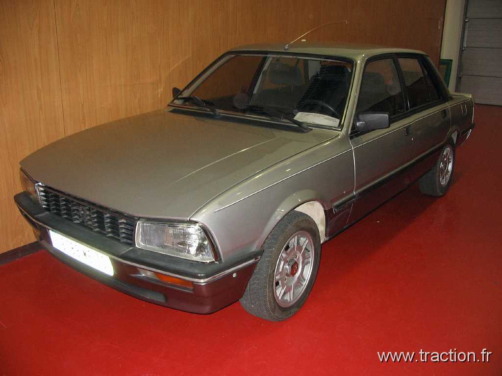 20090228 Montbeliard (67).jpg - 28/02/2009 - 25200 MONTBELIARD VIEUX VOLANTS FRANCS-COMTOIS Bourse d'échange Autos-Motos Anciennes - la Roselière - PEUGEOT 505 turbo injection - 1983